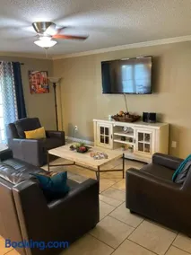 3 bedroom Cozy vacation rental near airport - Image 1