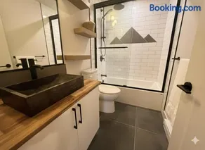 Cedar & Sage Luxury Modern Suite with Full Kitchen - Image 2