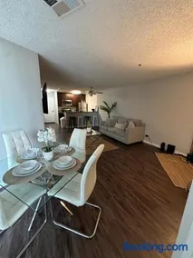 Modern 2BR Hollywood Apt with Rooftop Pool, Free Parking & Close to Walk of Fame and Universal Studios - Image 1