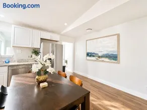 Entire Spacious and Beautiful 5 Bedroom House - Image 4
