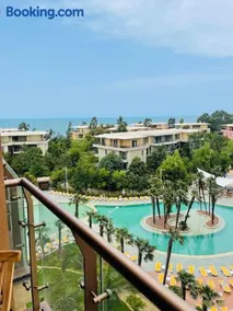 Dreamland Oasis Apartment 614 - Image 1