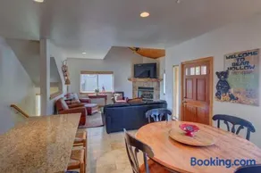 Comfortable Family Home with Private Hot Tub - Community Pool & Gym - Image 5