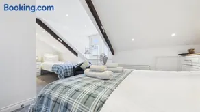 8 Coach House - Eaves Room - Tenby - Image 2