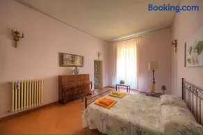 Historical building charming apartment - Image 1