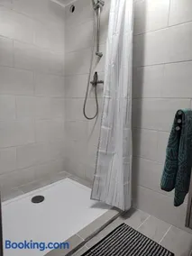 Logement 35m2 en rez de chaussée de notre maison, terrasse couverte , espace extérieur, parking privé fermé, a 3 km du centre ville du puy en Velay, tous commerces alimentaires à 200metres - Image 5