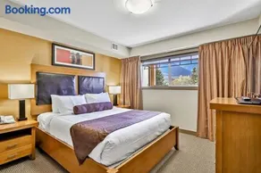 3 Bedroom Mountain Retreat New full-renovation Near Banff Canmore Sleeps 8 Sanitizing Protocols NEWL - Image 5