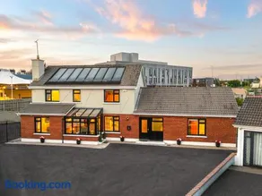 A Newly Renovated 7 Bedroom House - Image 1