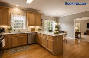 4 Bedroom Spacious Villa Getaway near Atlanta & Six Flags - Image 3