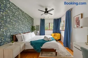 Executive Retreat - 2 Parking Spaces, Sleeps 4! - Image 1