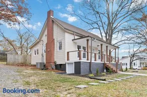 Renovated & Spacious 2BR Downtown Retreat 2 Minutes to FUSE District Pet Friendly Free Parking - Image 4