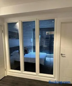 Stunning Flat with Parking Free near Sutton Station - Image 4