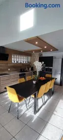 La vie la la - Maison et studios avec piscine, sauna et salle de jeux - Image 2