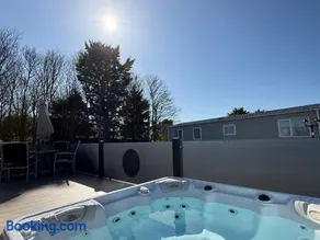 The Retreat 1 - Hot tub Lodge, pet friendly, WiFi & bed linen- Golden Palm Resort - Meadow Lakes Caravan & Lodge Hire - Image 1