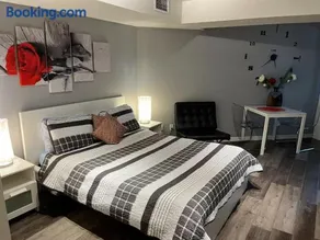Cozy Toronto Suite - Near CN Tower, Rogers Centre, and Toronto Stadium - Image 3