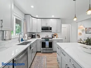 Spacious and Luxury Designed Ranch with Game Room - Image 3