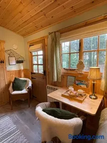 Cosy Wooden Shepherds Hut - Image 1