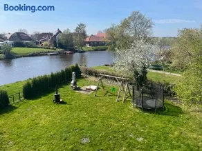 Weißes Apartmenthaus am Kanal - Image 2