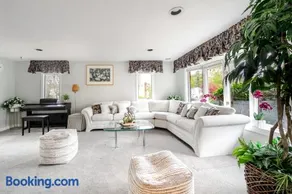 Luxury 6BR Single House Family Retreat - Parking 35 - Image 2