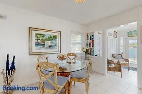 Waterfront beauty with a dock, small private beach, washer/dryer, & gas grill - Image 3