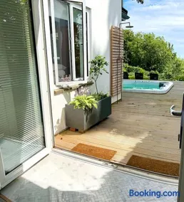 Relaxing private entrance ensuite room with stunning sea view and swimspa - Image 2