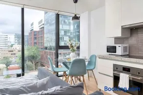 Chic City Oasis with Cafes & Bars at your Doorstep - Image 3