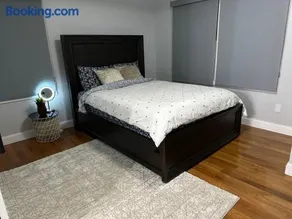 En-suite Luxury Bedroom Near JFK and UBS - Image 4