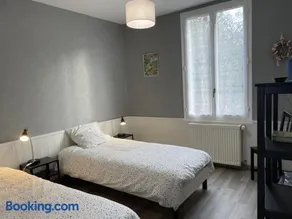 Maison de campagne rénovée avec terrasse et jardin - Image 3