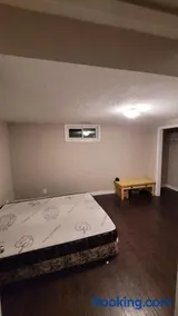 3 Room Set for Up to 8 people- 10 minutes from Kitchener Airport, Walking to Transit - Image 2