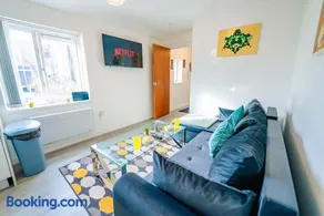 Trendy New Cosy 1BR Near Lively City Road Strip - Image 3