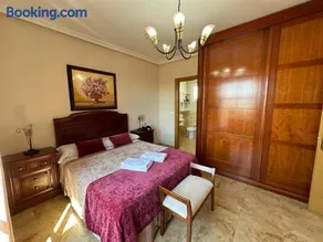 Casa grande de tres plantas con parking gratis - Image 4