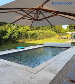 Chalet en bois indépendant, terrasse et accès piscine - Image 2