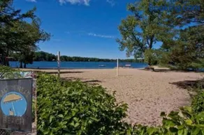 Spacious 4 bed Apt with 2 Living Areas Near Downtown - Image 4