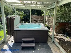 10 Bed Stunning House in village, with Hot Tub - Image 4