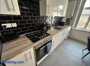 HP Wizards Corner Spacious 4 bed near Watford Junction - Image 4