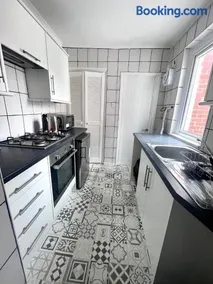3 BDRM close to beach&city - Image 4