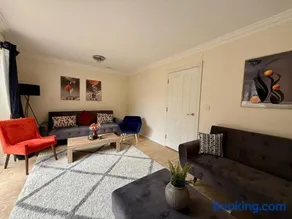 Spacious 5BR, Cheltenham Town centre, inc parking - Image 1