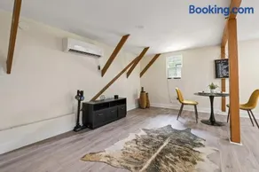 The Lily Pad Modern Cottage In The City - Image 4