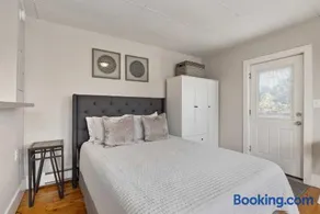 Sleek & Bright 1st Flr Studio Short -Midterm Stays - Image 1