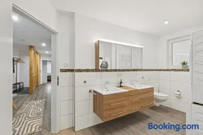 Moderne, vollausgestattete 3 BR-Wohnung zentrumnah - Image 4