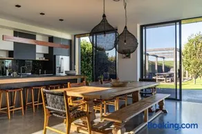Seacliff House 10 bedrooms with Ocean & Dairy Country Views - Image 2