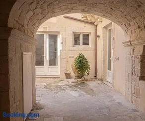 Isabella di Castiglia Apartments - Image 4