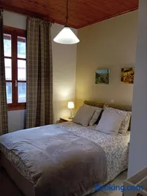 Golden Hearth Mountain Chalet - Image 4
