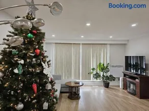 A Home Away-Cozy Guest Room in Toronto - Image 4