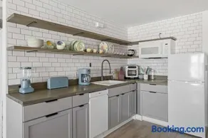 Town of Lewes penthouse with balcony beach access close to restaurants - Image 2
