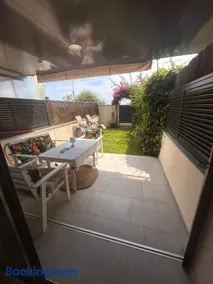 Beach flat with garden - Image 2