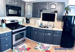 Andres Tiny Home With Comfort - Image 1