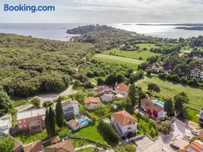 Nature & Sea Holiday Home with Pool - Image 5
