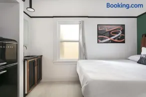 Gaslamp Quarter Gem Historic Hotel Room - Image 2