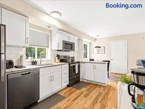 Spacious 1BR [End Unit] in the Heart of Roseville - Image 3