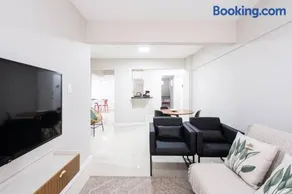 Apto a 100m da PRAIA, dois quartos, 2 bcw, sala de estar, Cozinha completa, Churrasqueira, Wi-Fi Ideal para famílias ou amigos viverem momentos inesquecíveis Reserve agora mesmo - Image 2